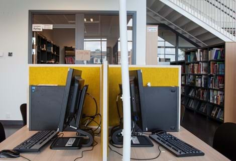 bord afskærmning med gul filt